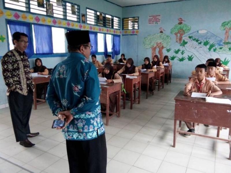 Pengawas Kemenag Kerinci Monitoring Try Out MTsN Danau Kerinci