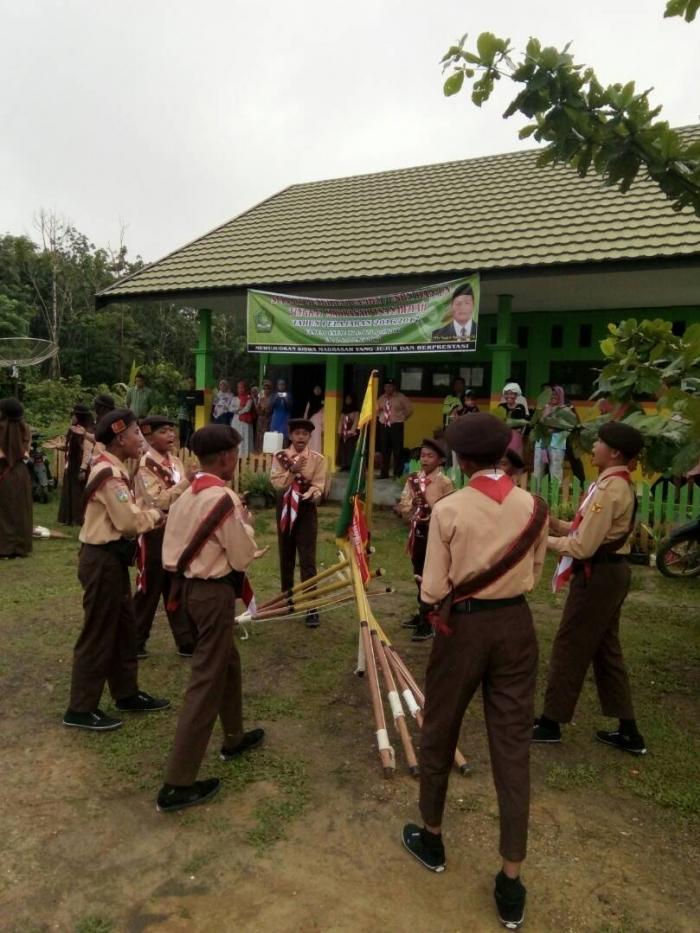 Penggalang Garuda dan Melati MTs Negeri Maro Sebo Ulu Nyanyikan Yel-Yel Sebelum Berangkat