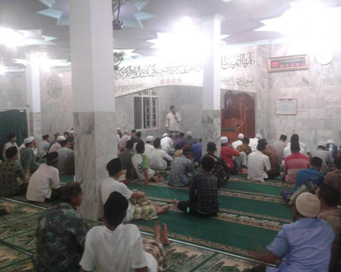 Penghulu KUA Sekernan Beri Tausiyah Singkat Tarawih