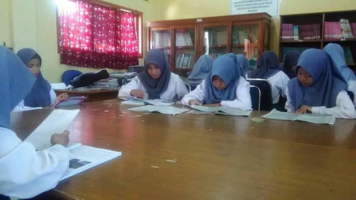 Manfaatkan Waktu, Siswa Belajar Di Perpustakaan
