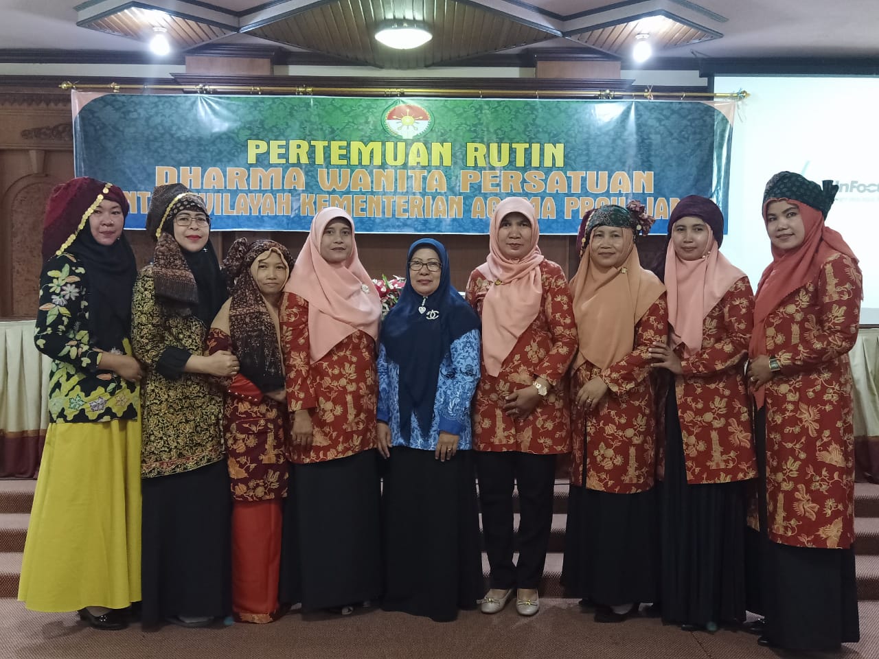 Sosialisasikan Pemasangan Tengkuluk, DWP Kemenag Ikut Lestarikan Budaya Jambi