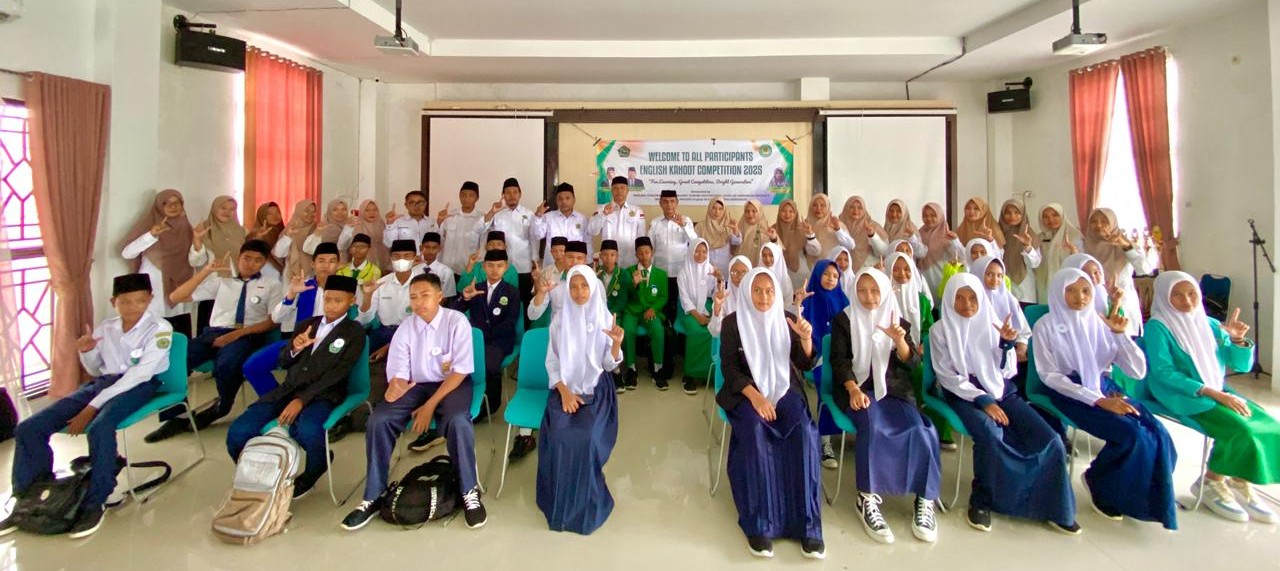 Foto Bersama Kakan Kemenag Merangin, Kasi Penmad, Panitia Pelaksana dan Peserta English Kahoot Competition 2025