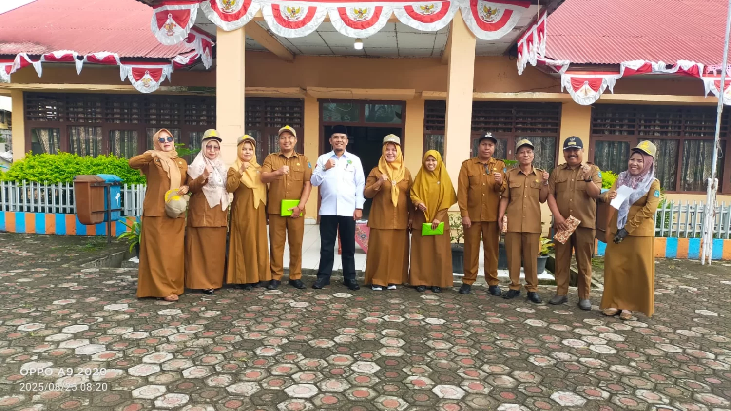 Kepala KUA Sitinjau Laut Bertindak sebagai Pembina Apel Gabungan di Kantor Camat