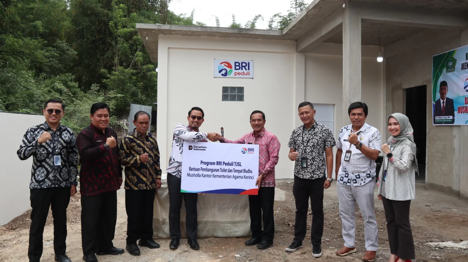 BRI Peduli, Salurkan Bantuan CSR untuk Pembangunan Tempat Wudhu dan Toilet Musholla Kemenag Kerinci
