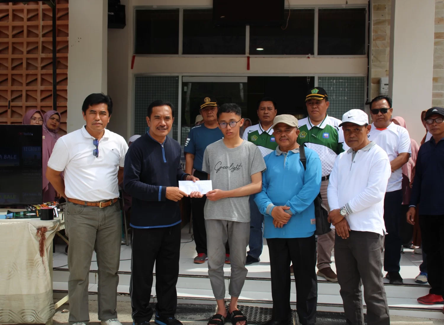 Kepala Kemenag Kerinci Serahkan Penghargaan dan Lepas Peserta OMI Nasional