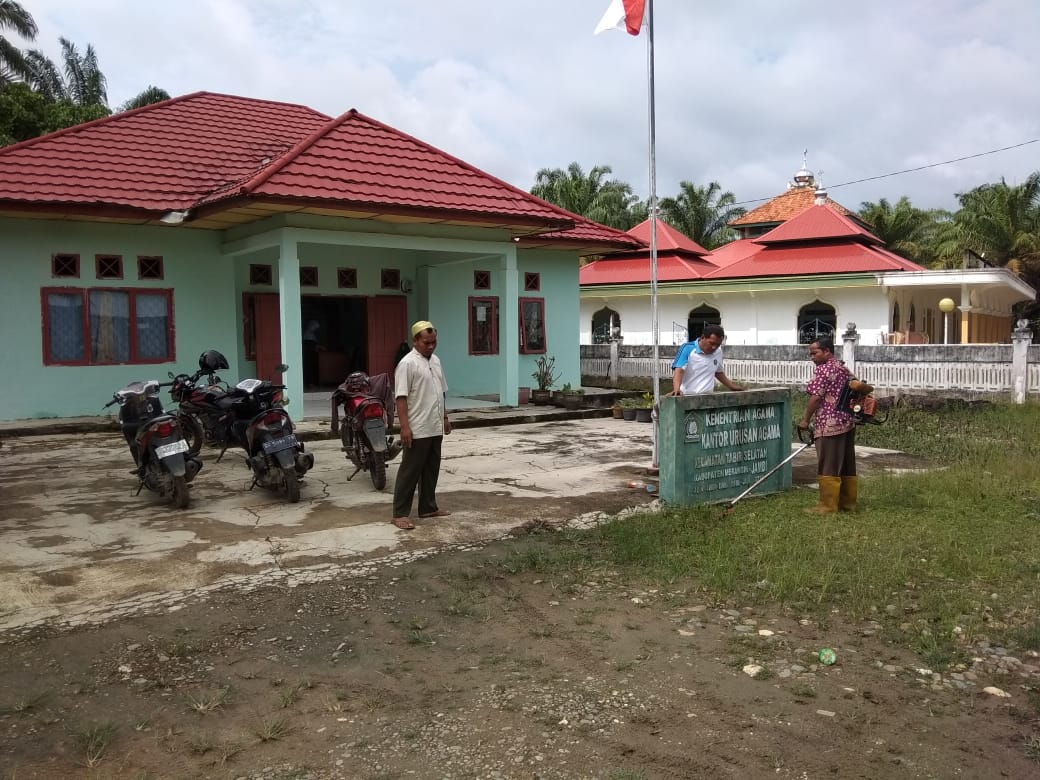 Jaga Kebersamaam Umat, KUA Mulai Gerakan Jumat Bersih