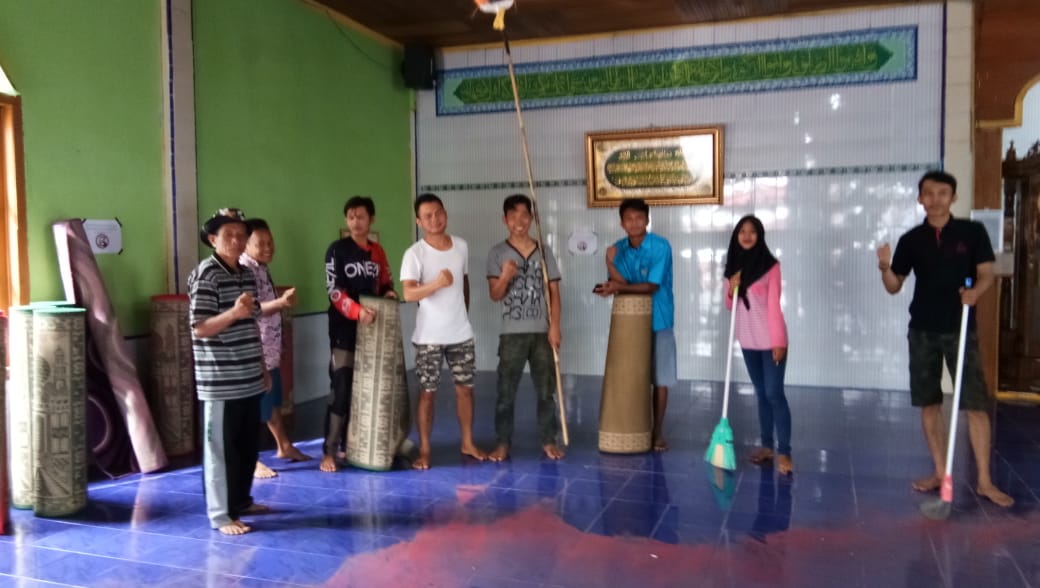 FKPAI Lembah Masurai Bersama Remaja Masjid Al-Muhajirin Laksanakan Bersih Bersih Masjid