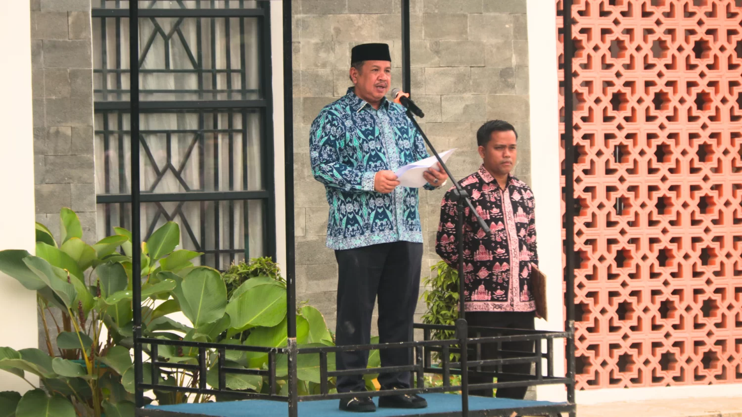 Kakanwil Kemenag Provinsi Jambi Pimpin Upacara Hari Guru Nasional 2025 di Lingkungan Kemenag Kabupaten Merangin