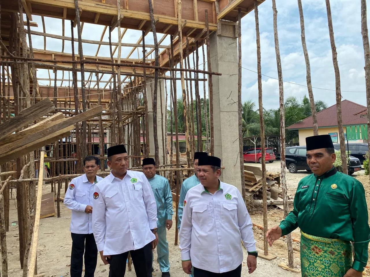 Monitoring Pembangunan Gedung RKB MIN 1 Sarolangun oleh Kanwil Kemenag Provinsi Jambi