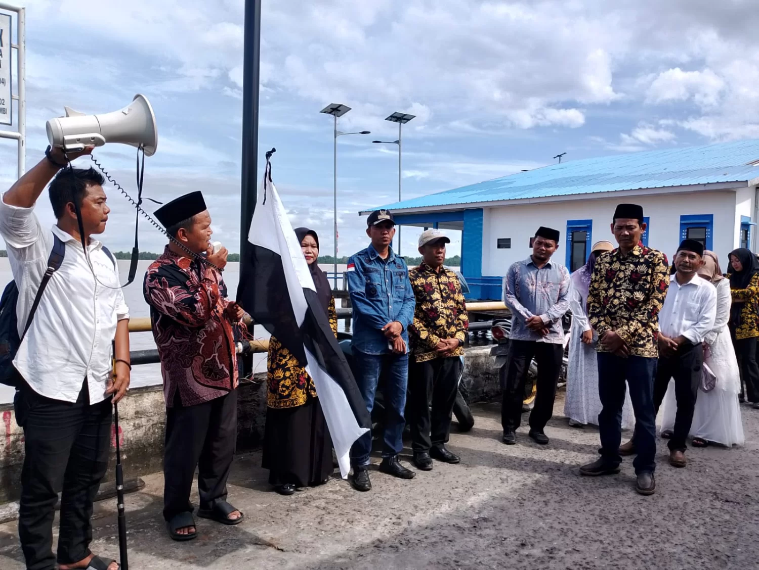 Kepala KUA Kecamatan Kuala Jambi Lepas Pawai Taaruf MTQ ke-12 dengan Meriah