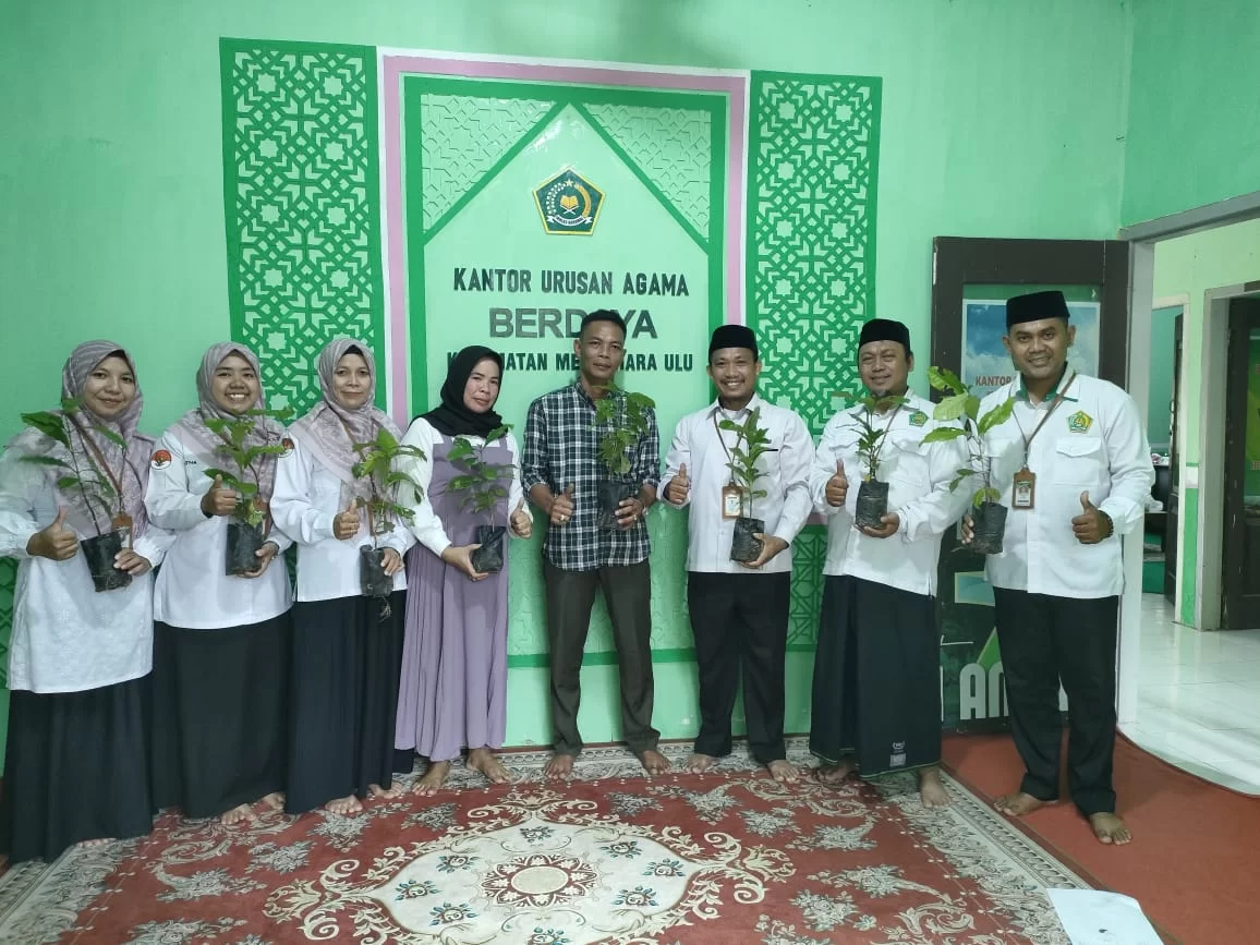 Kepala KUA Mendahara Ulu Ajak Catin Tanam Pohon, Wujudkan Ekoteologi Berbasis Keluarga