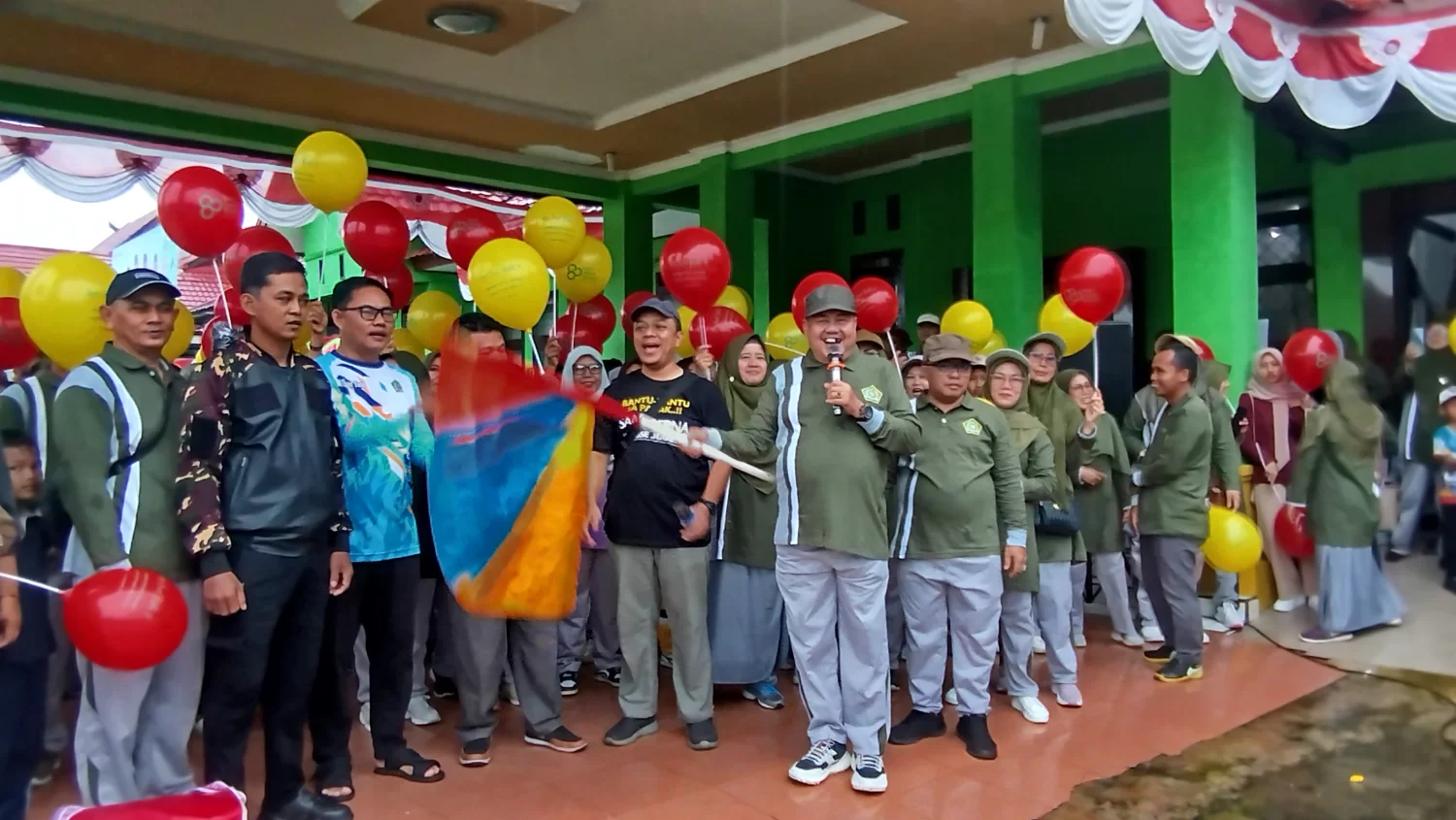 Antusiasme Peserta Jalan Sehat Kerukunan HAB ke-80 Kemenag Tetap Tinggi Meskipun Diguyur Hujan