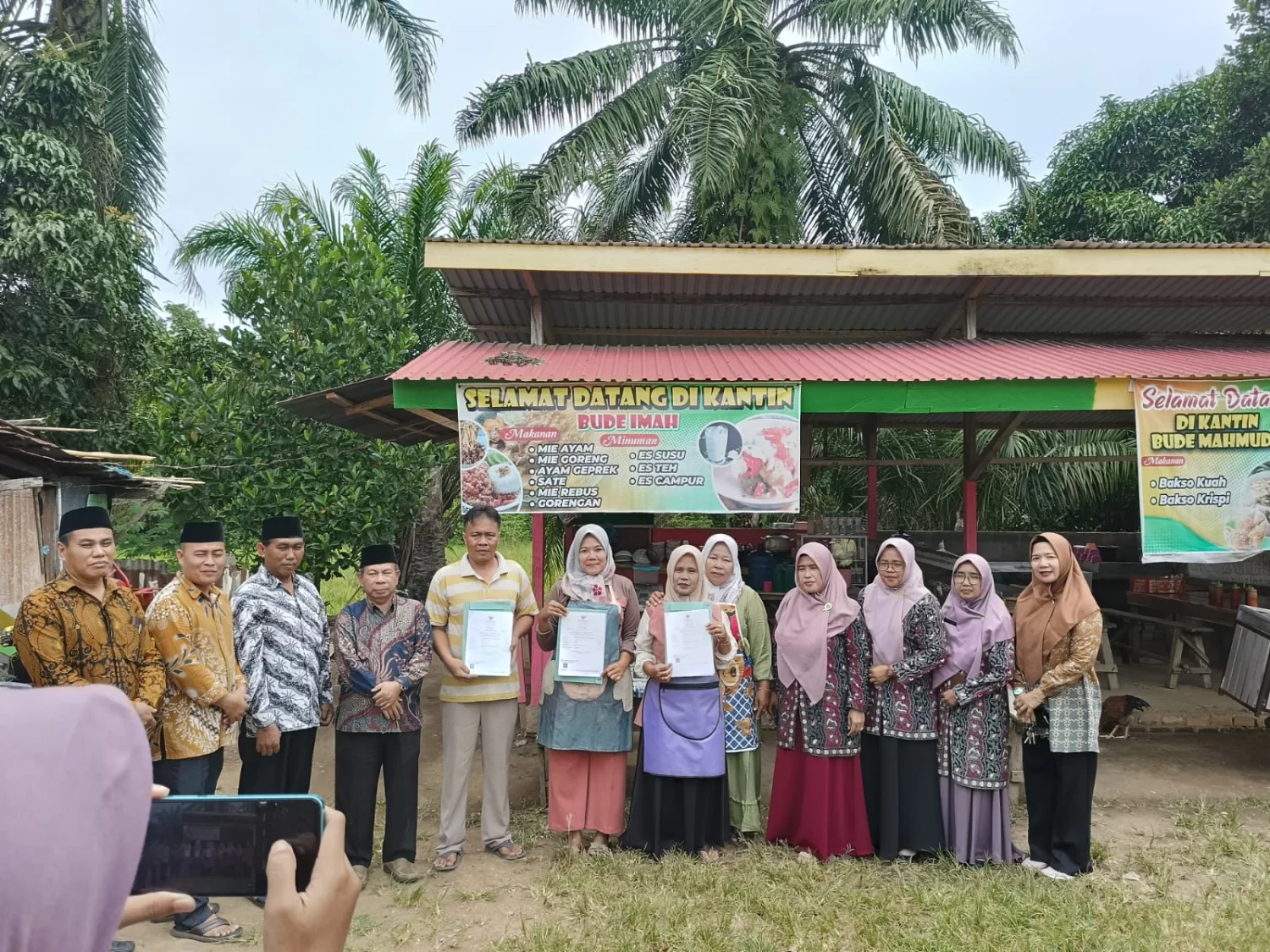 Kemenag Tebo Gerakkan Sertifikasi Halal Madrasah: Kantin MAN 2 Tebo Terima Sertifikat Halal