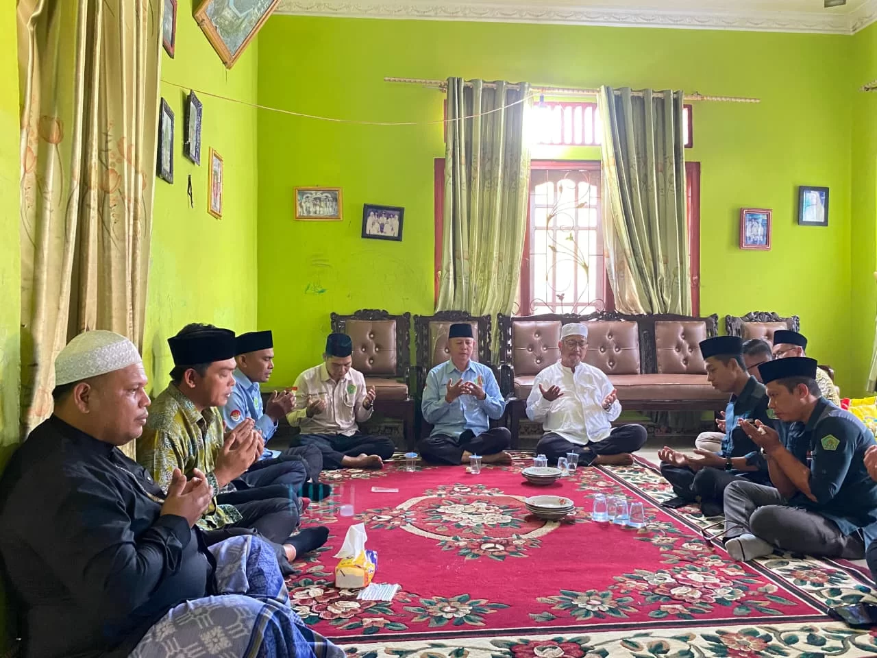 Pegawai Kemenag Tebo Takziah ke Rumah Duka Ibunda Kasi Bimas Islam