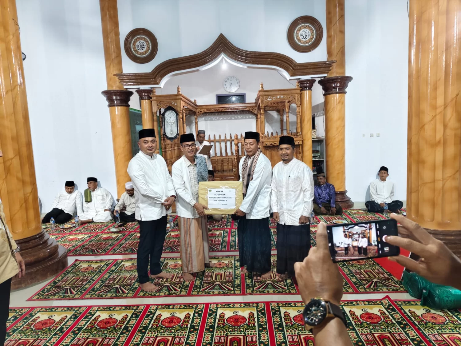 Safari Ramadhan Perdana di Rimbo Bujang, Kankemenag Tebo Serahkan 30 Mushaf Al-Qur’an