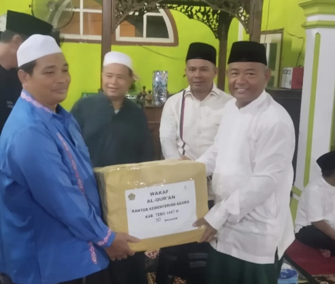 Kemenag Tebo Hadiri Safari Ramadhan Bersama Wabup Nazar Efendi di Bedaro Rampak, Wakafkan 30 Mushaf Al-Qur’an