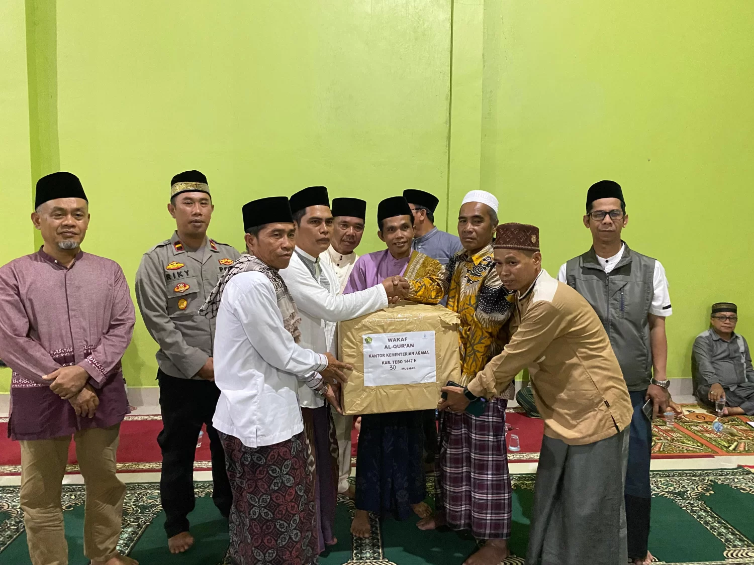 Safari Ramadhan di Bukit Pamuatan, Kemenag Tebo Serahkan 30 Mushaf Al-Qur’an