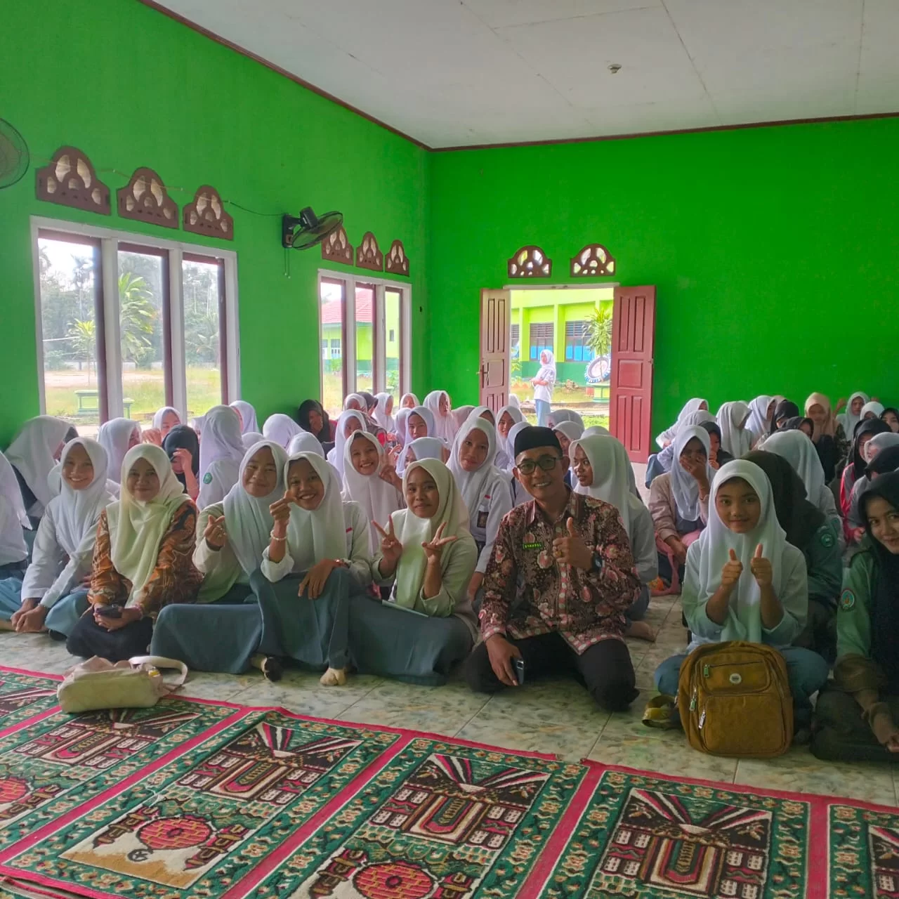 PERKUAT SINERGI PEMBINAAN, KUA TEBO ULU ISI PESANTREN KILAT DI MAN 1 Tebo